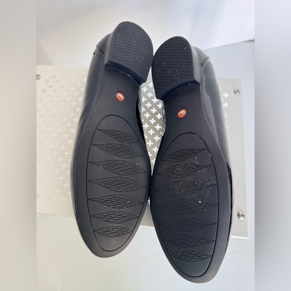 Unstructured Clarks Women Patent Leather Black Loafers Slip On Size 8.5 Flats - Picture 9 of 9